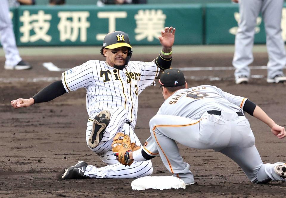 　５回、二塁へスタートを切るもアウトとなるマルテ（撮影・田中太一）