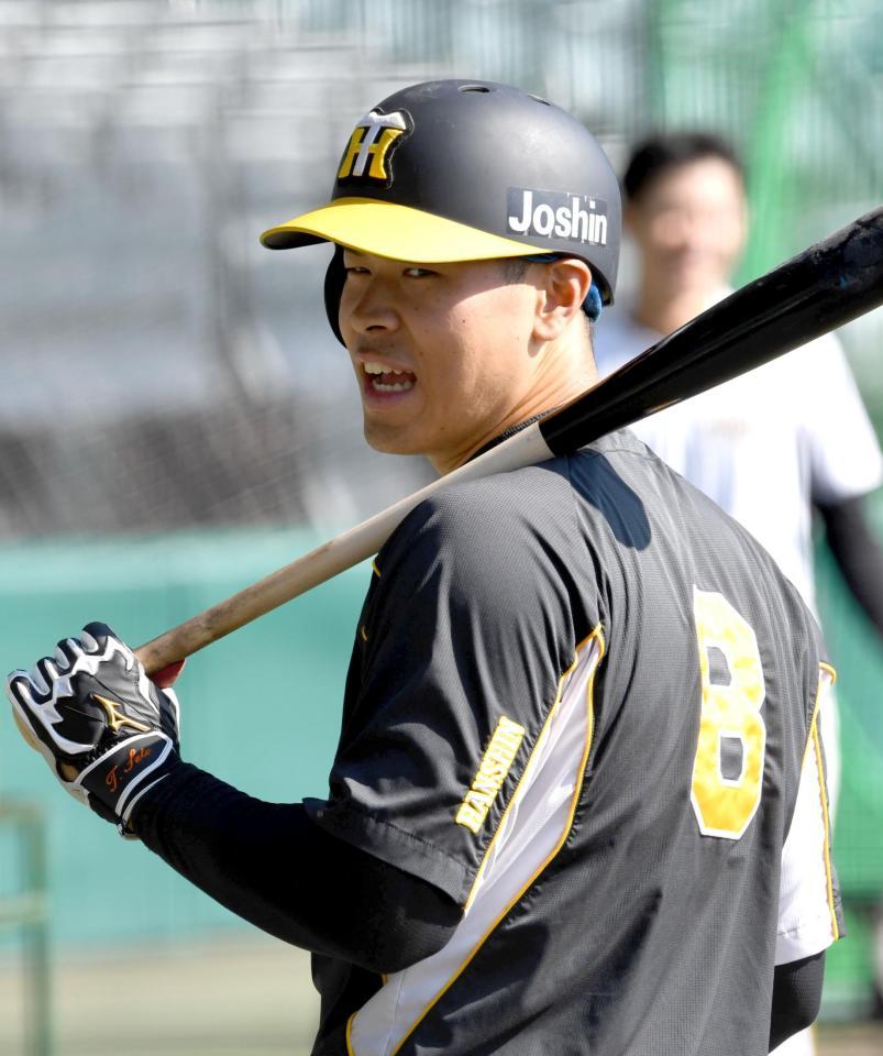 打撃練習に向かう阪神・佐藤輝明＝甲子園（撮影・北村雅宏）