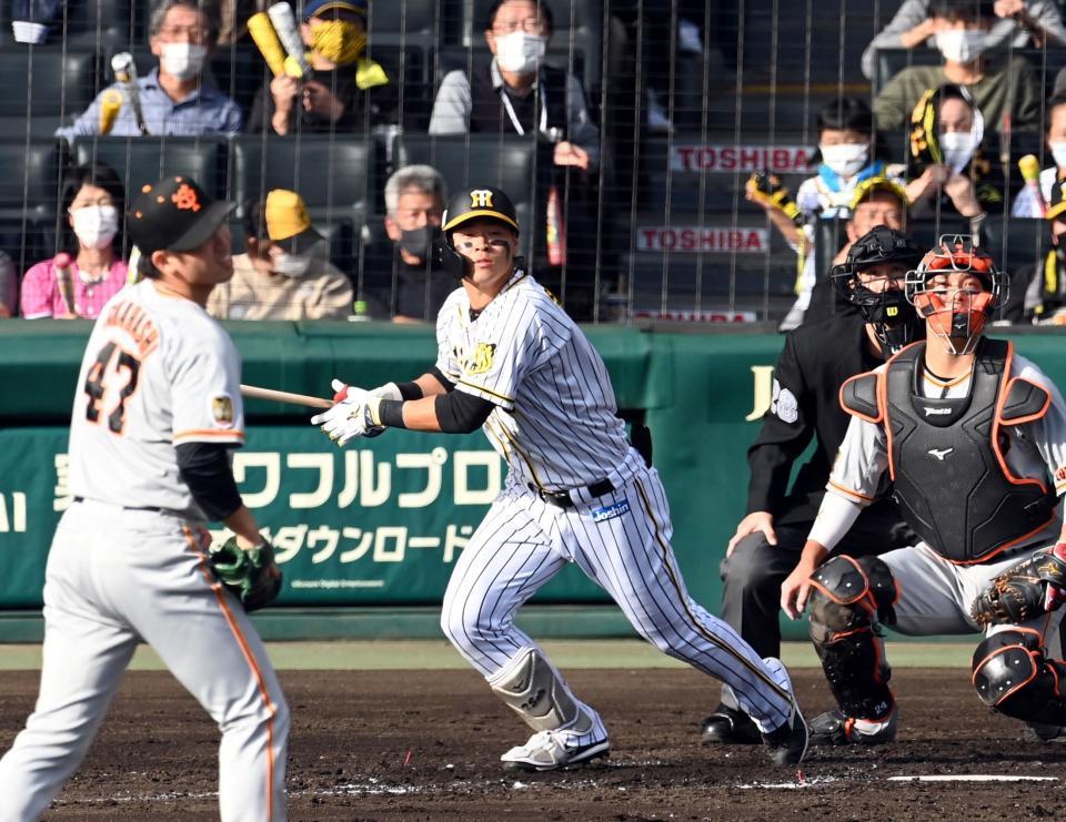 ２回、佐藤輝は左中間に先制適時二塁打を放つ（投手・高橋、捕手・大城）＝撮影・山口登