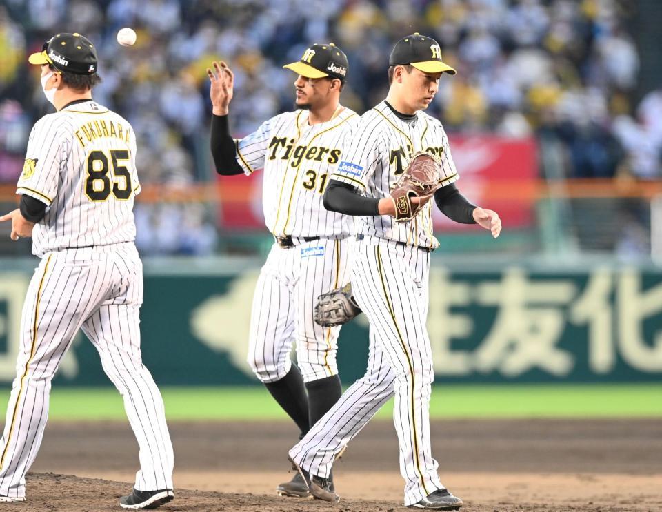 ８回途中で降板する岩崎（右）＝撮影・飯室逸平