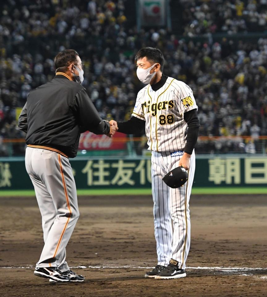 原監督と握手を交わす矢野監督（撮影・飯室逸平）