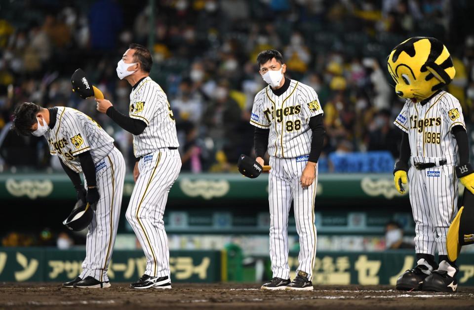 終戦にがっくりの阪神・矢野燿大監督ら＝甲子園（撮影・金田祐二）