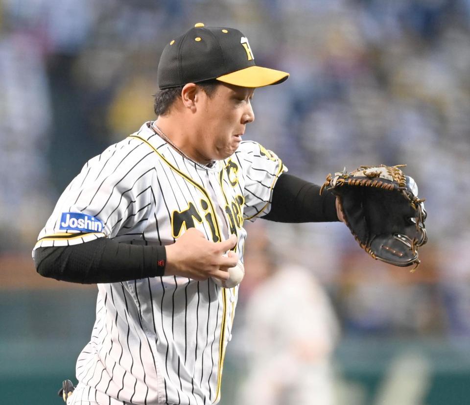 大山は丸のバントを処理するもボールが手につかず安打となる（撮影・飯室逸平）