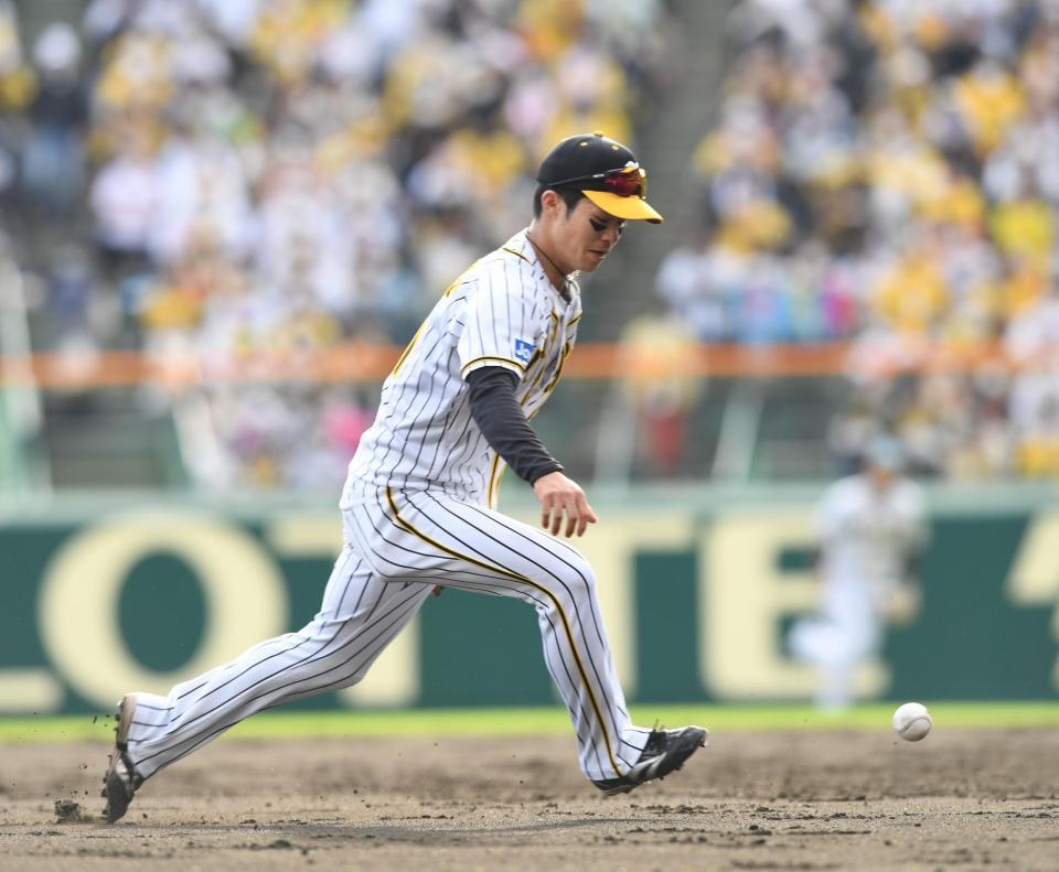 ３回、吉川の打球をエラーする中野（撮影・金田祐二）