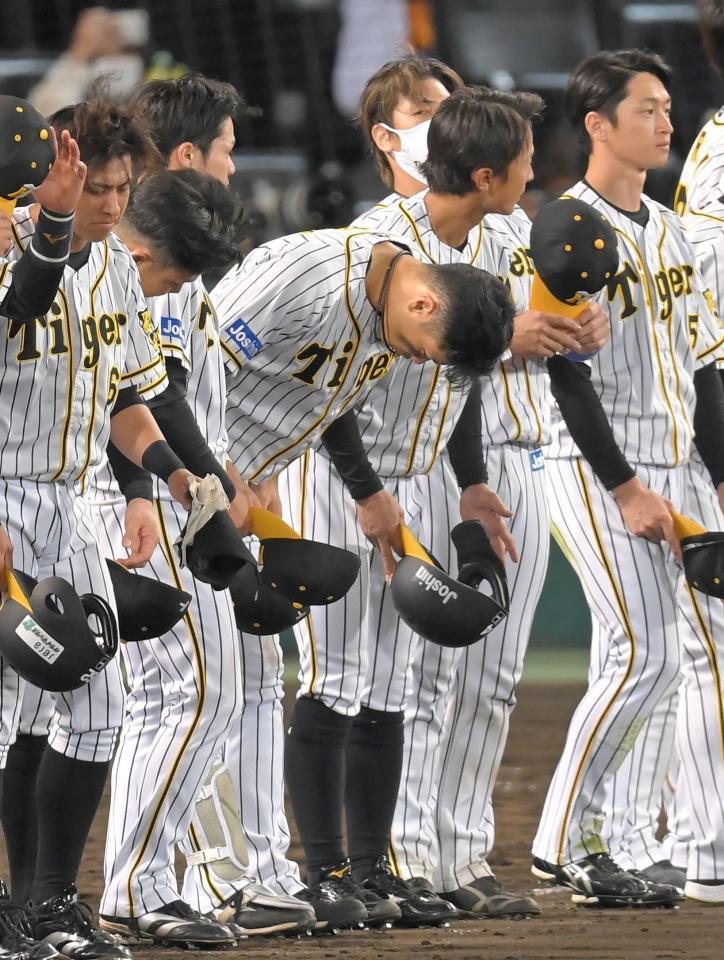 巨人に敗れ、ファンに深々と一礼する佐藤輝（中央）＝撮影・高部洋祐