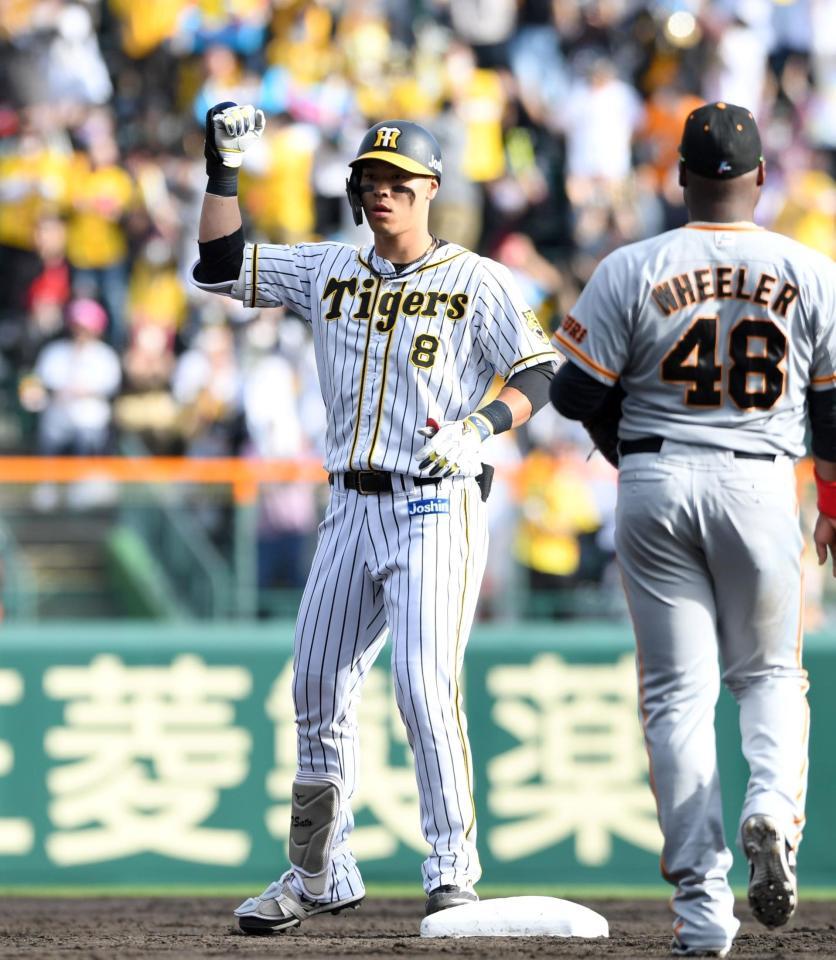 ２回、先制となる適時二塁打を放ち、ベンチに向かって拳を握る佐藤輝（撮影・北村雅宏）