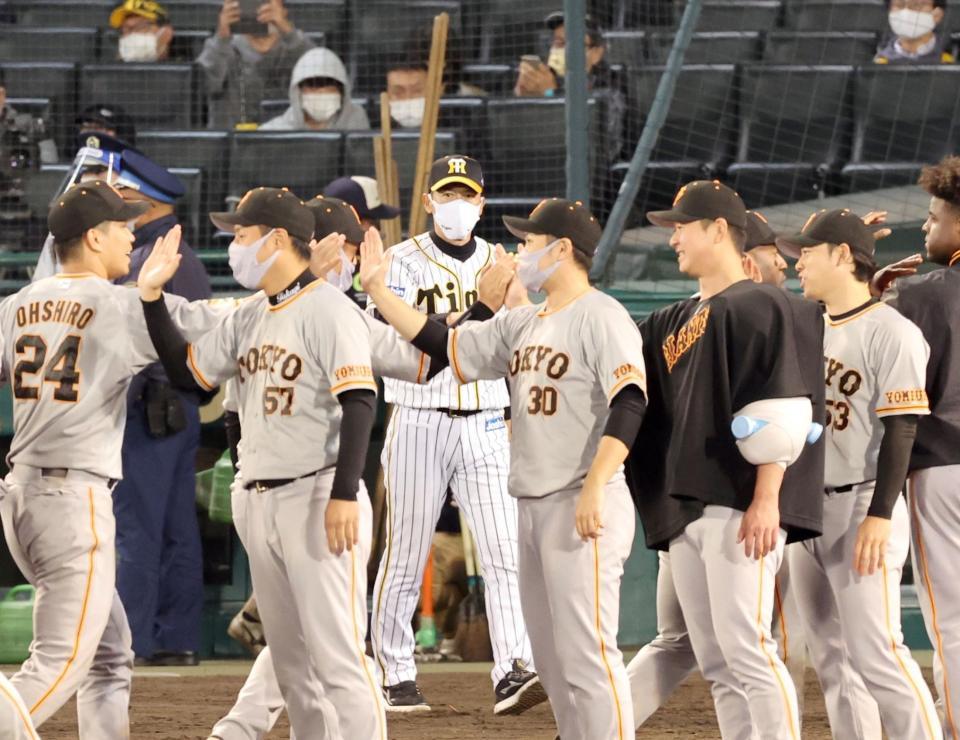 喜ぶ巨人ナインの中、あいさつに出る矢野監督（撮影・田中太一）