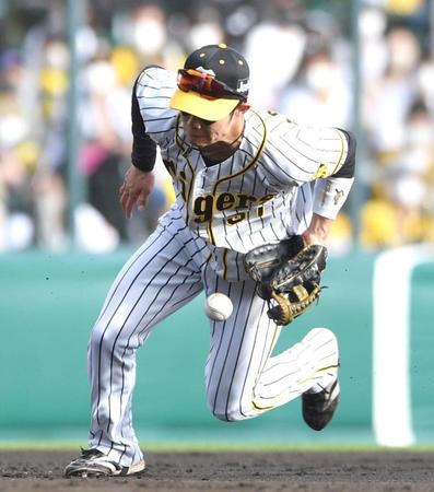 ３回、吉川のゴロをファンブルする中野（撮影・北村雅宏）