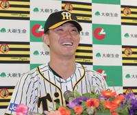 　１０、１１月度「大樹生命月間ＭＶＰ賞」を受賞し、笑顔で会見する伊藤将（代表撮影）