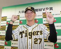 　１０、１１月度「大樹生命月間ＭＶＰ賞」を受賞し、ポーズをとる伊藤将（代表撮影）