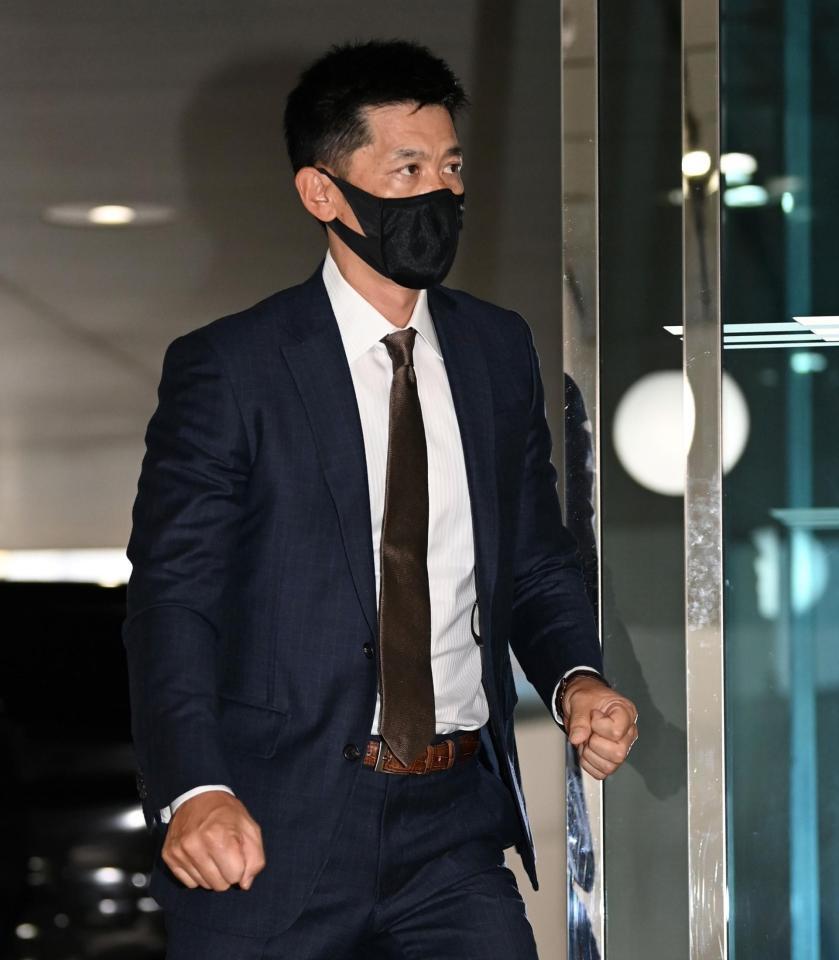オーナー報告のため電鉄本社へ入る矢野監督（撮影・田中太一）