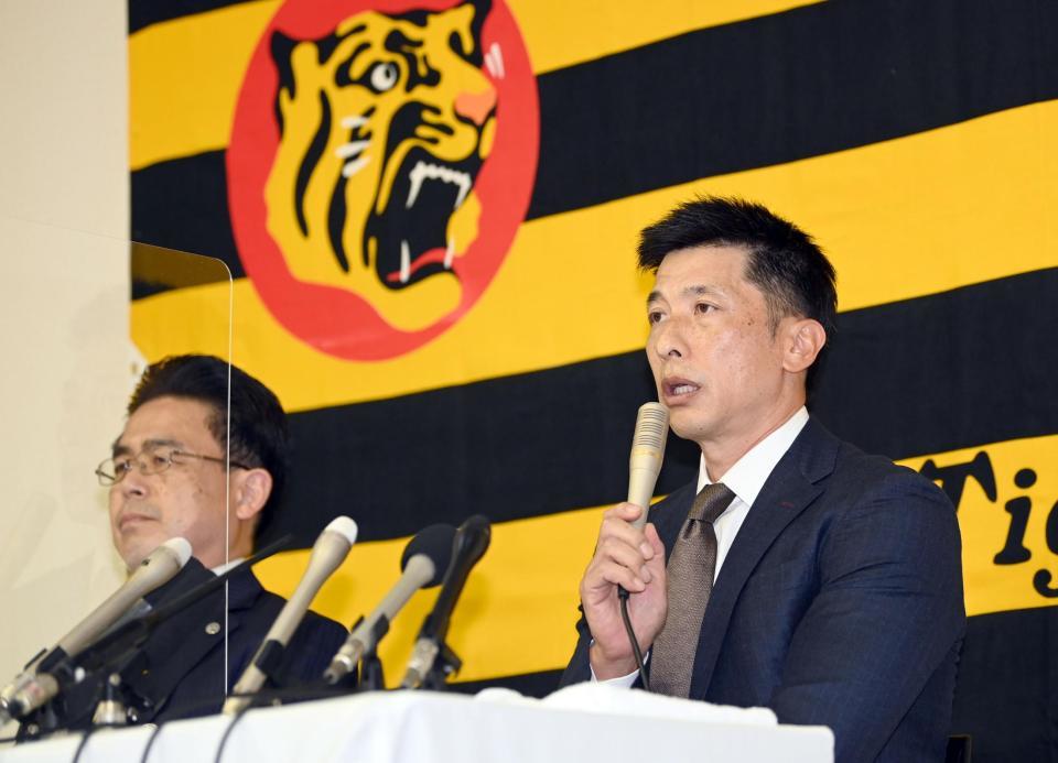 　オーナー報告を終え、会見する矢野監督。左は谷本球団副社長（撮影・田中太一）