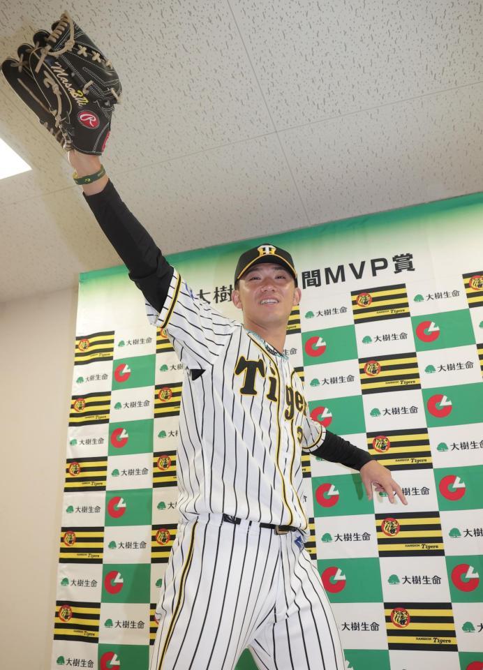 　１０、１１月度「大樹生命月間ＭＶＰ賞」を受賞し、ポーズをとる伊藤将（代表撮影）