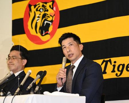 オーナー報告を終え、会見する矢野監督。左は谷本球団副社長