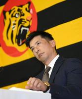 会見で今シーズンを振り返り、悔しさをにじませる矢野監督（撮影・田中太一）