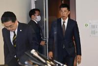 オーナー報告を終え、会見場に入る矢野監督（奥）