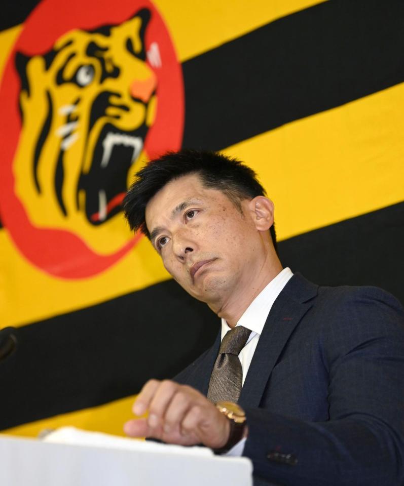 会見で今シーズンを振り返り、悔しさをにじませる矢野監督（撮影・田中太一）