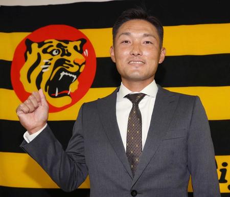 　入団会見を行った工藤２軍外野守備走塁コーチ