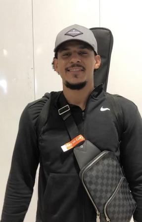 帰国するマルテ（阪神タイガース提供）