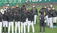 　秋季練習前、ナインを集めて話をする井上コーチ（中央）＝撮影・田中太一