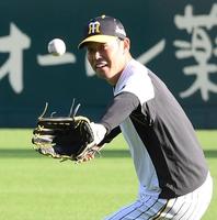 外野用のグラブで練習する原口（撮影・田中太一）