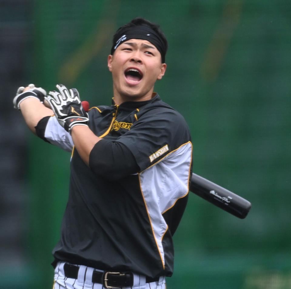 ロングティーで声を張り上げる佐藤輝（撮影・田中太一）