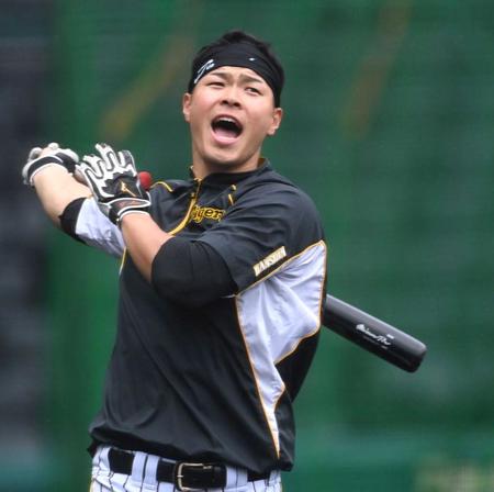 　ロングティーで声を張り上げる佐藤輝（撮影・田中太一）　
