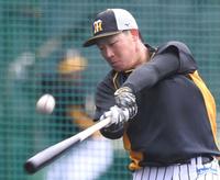 　打撃練習をする大山