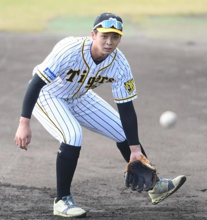 　ノックを受ける井上（撮影・田中太一）