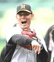 　ハツラツとノックを受ける原口（撮影・飯室逸平）