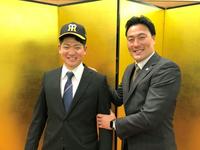 阪神との仮契約を終えた中京大・伊藤稜。右は筒井スカウト（球団提供）