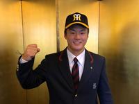 　仮契約を終えた前川右京（球団提供）