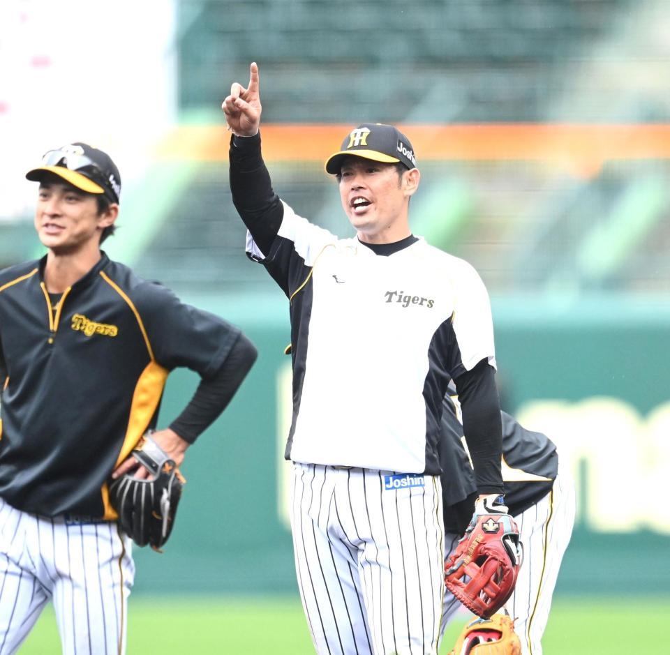 　熊谷（左）らと特守に励む原口（撮影・飯室逸平）