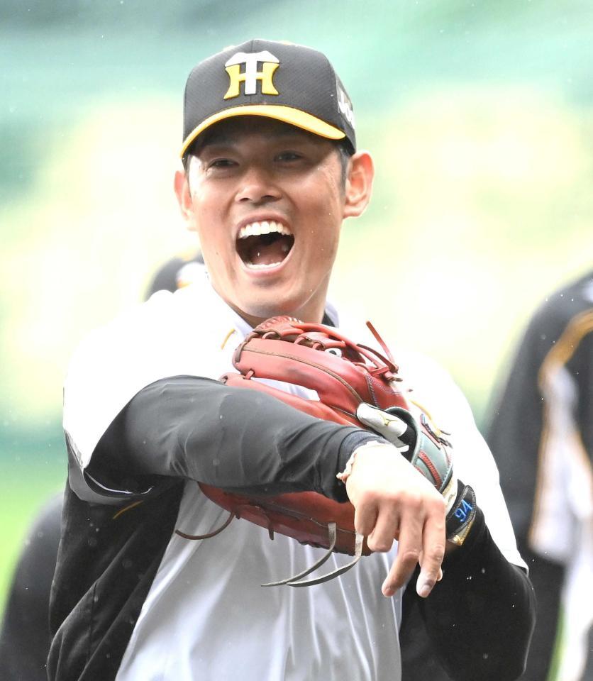 　ハツラツとノックを受ける原口（撮影・飯室逸平）