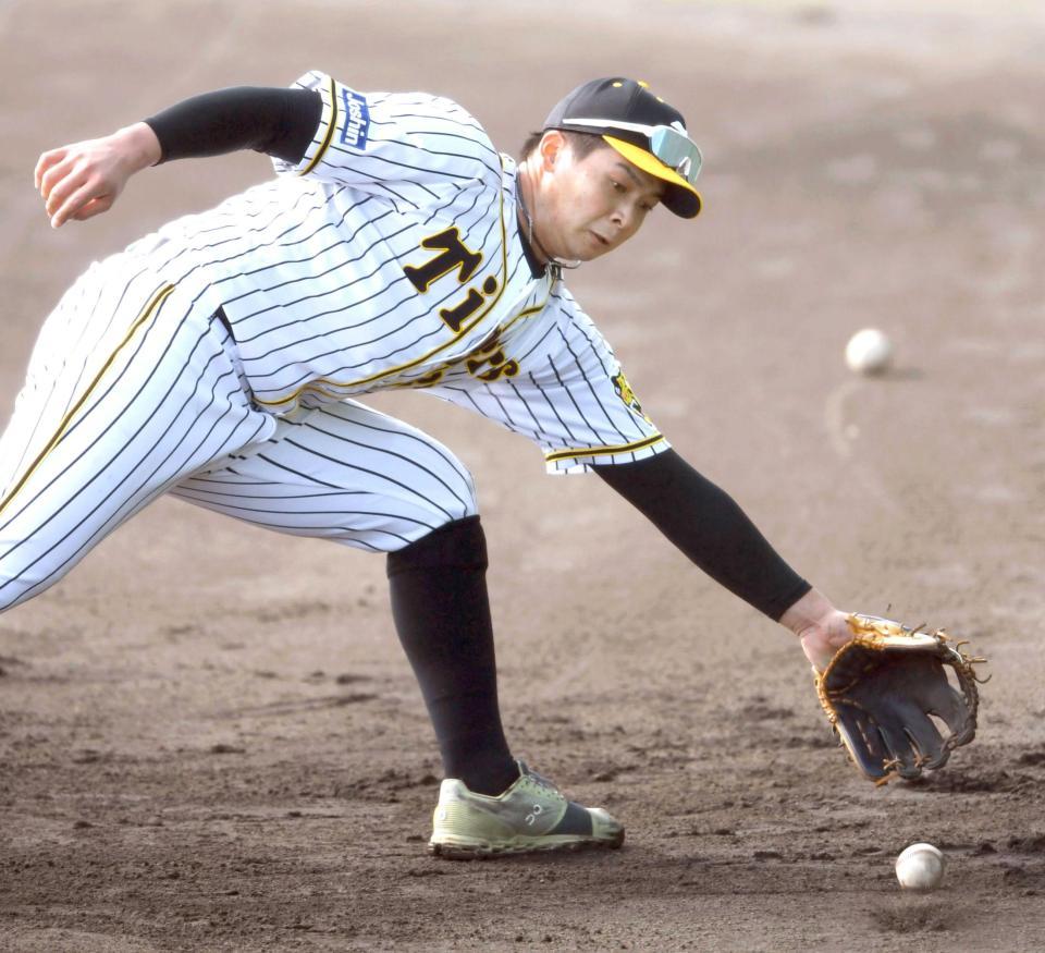 　ノックを受ける井上（撮影・田中太一）