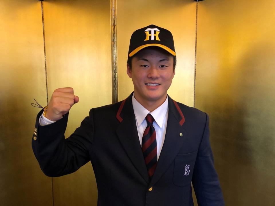 　仮契約を終えた前川右京（球団提供）