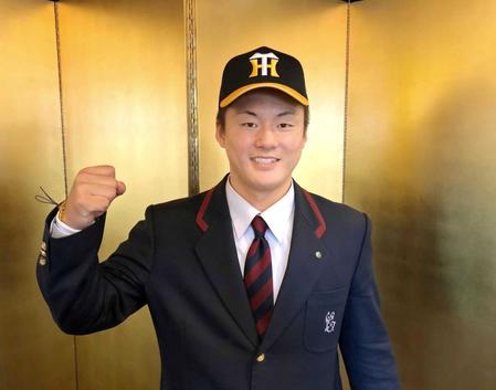 　仮契約しガッツポーズを見せる前川（球団提供）