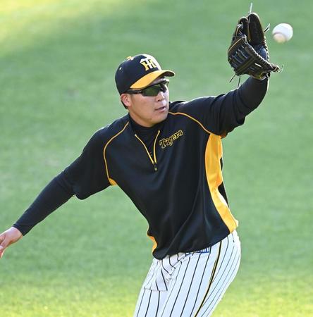 　外野ノックを受ける阪神・大山悠輔（撮影・田中太一）