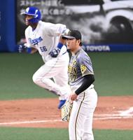 　中日戦でビシエドに３ランを浴び、ぼう然とする岩貞＝４月