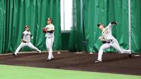 　春季キャンプのブルペンで投げ込む岩貞（右）、岩崎（左）ら＝２月