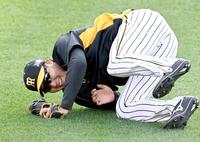 外野ノックでボールを追う大山（撮影・田中太一）