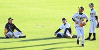 　日が傾く中、阪神・筒井壮コーチのアドバイスを受ける阪神・大山（左）と原口（撮影・田中太一）