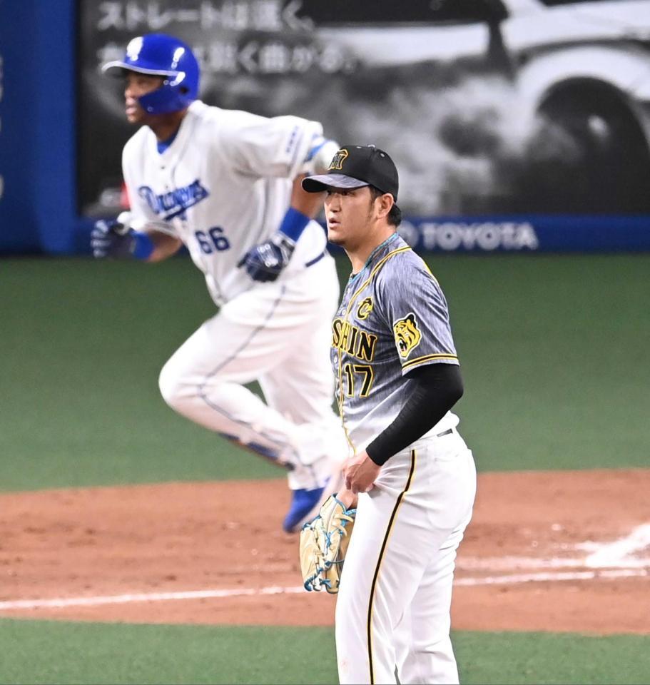 　中日戦でビシエドに３ランを浴び、ぼう然とする岩貞＝４月