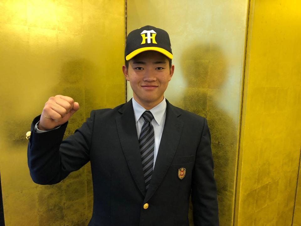 阪神と仮契約した京都国際・中川（球団提供）