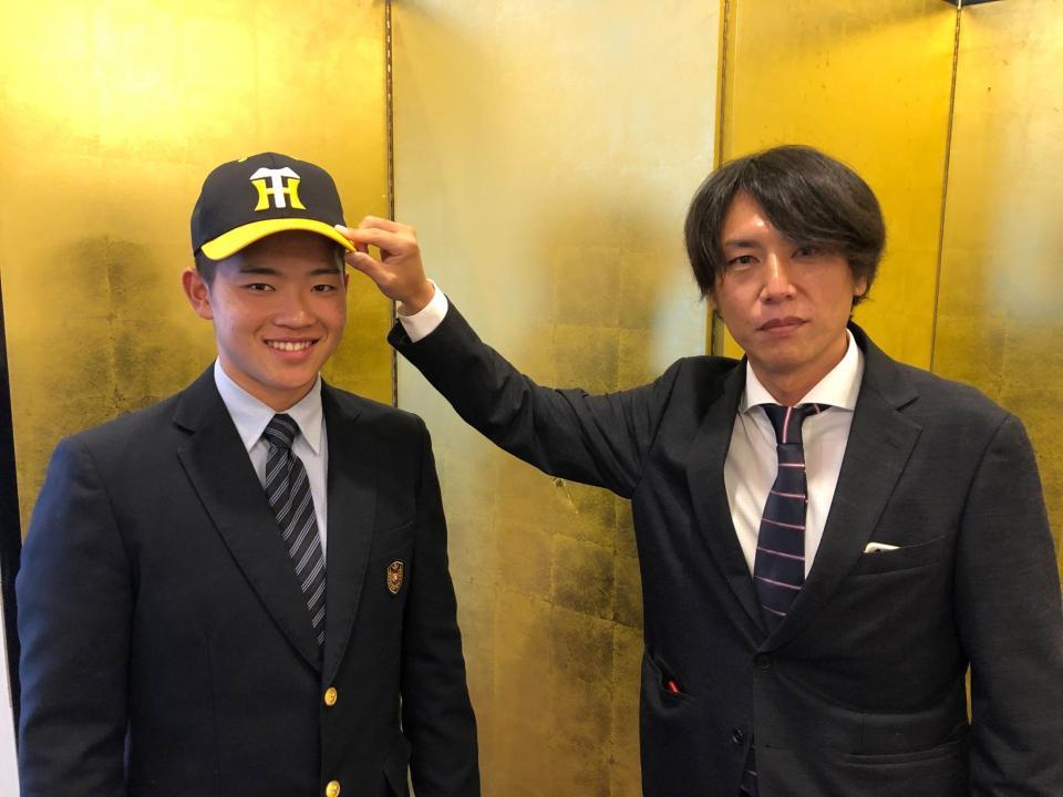 阪神と仮契約した京都国際・中川。右は渡辺亮スカウト（球団提供）