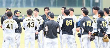投手陣に喝を入れる阪神・平田勝男２軍監督（左から２人目）＝鳴尾浜（撮影・飯室逸平）