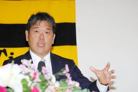 　入団会見で意気込みを語る野村２軍バッテリーコーチ（代表撮影）