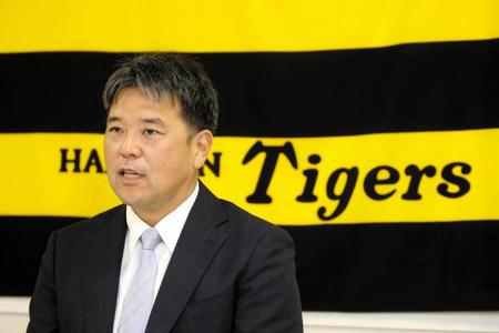 　入団会見で意気込みを語る野村２軍バッテリーコーチ（代表撮影）