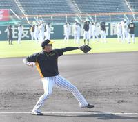 　早出特守で内野ノックを受ける大山（撮影・飯室逸平）