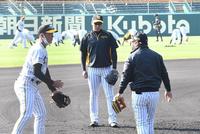 　田中コーチ（左）、久慈コーチからアドバイスを受ける大山（撮影・飯室逸平）